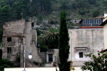 nella piazza dei Santi