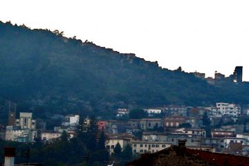 Sulla collina la torre di Ventosa